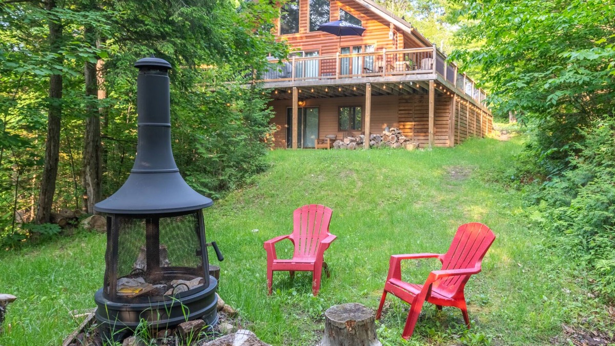 Wentworth-Nord Ski Chalet | La perle rosée boréale: rustic cottage on the water