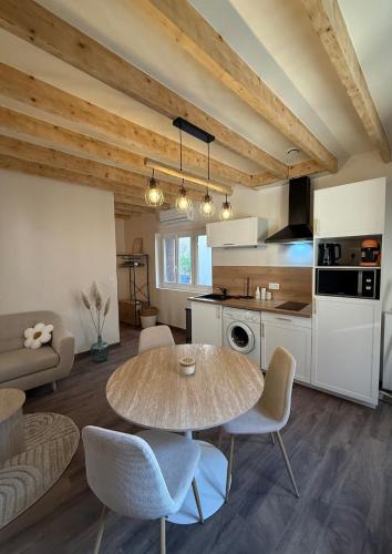 Le Breuil-sur-Couze House | La Petite Couze, Maison cozy pour 2 en Auvergne