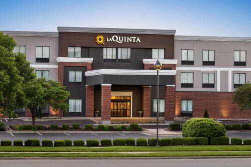 Springfield Hotel | La Quinta by Wyndham Springfield Airport Plaza