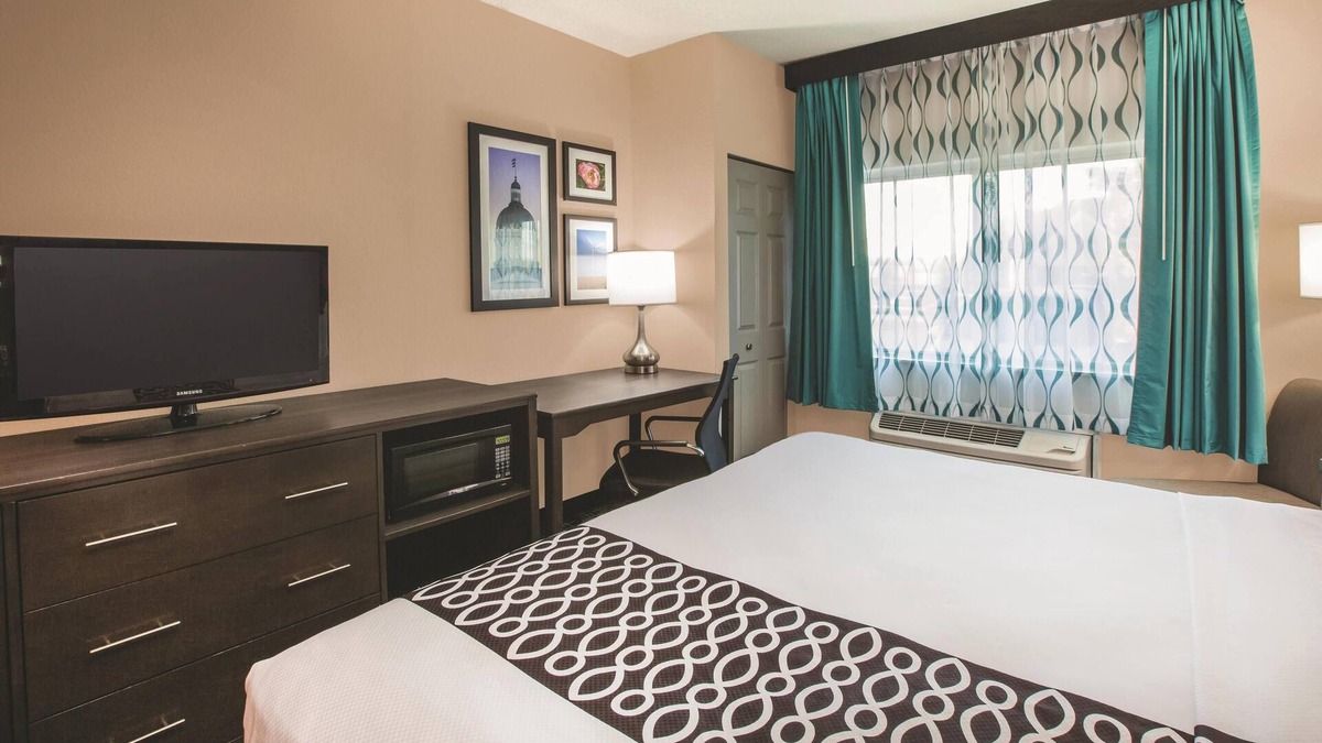 Indianapolis Hotel | La Quinta Inn by Wyndham Indianapolis North at Pyramids