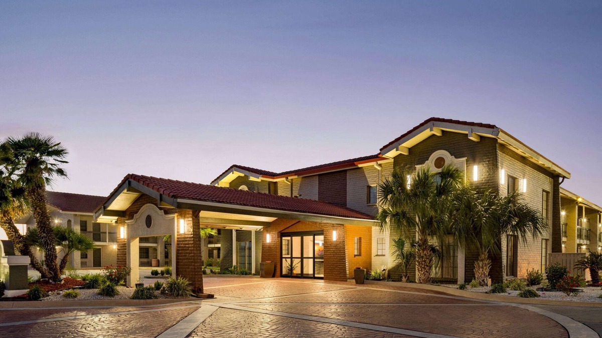 Victoria Hotel | La Quinta Inn by Wyndham Victoria