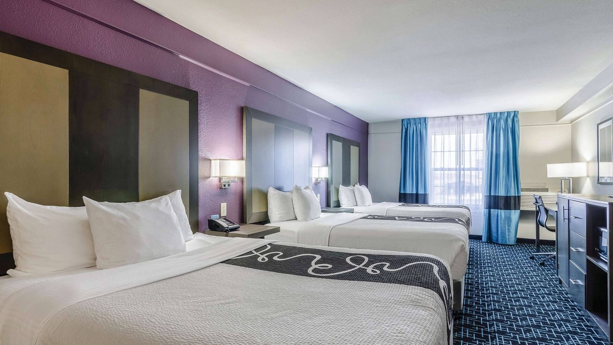 Waldron Hotel | La Quinta Inn & Suites by Wyndham Kansas City Airport