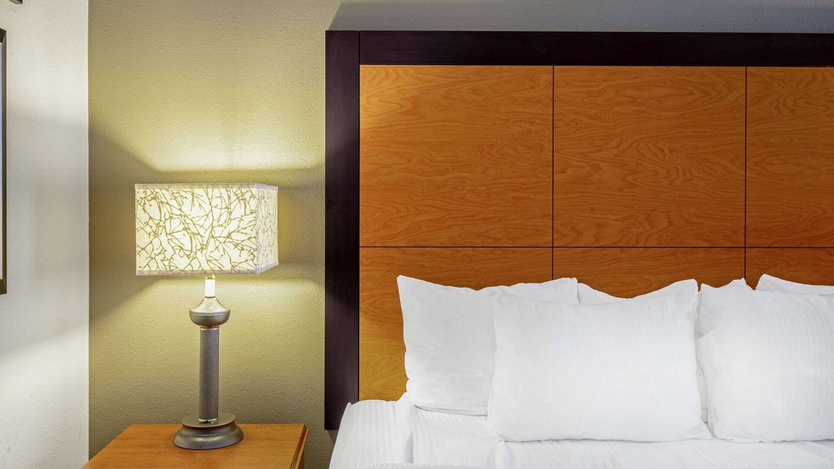 Harrisburg - Hershey Hotel | La Quinta Inn & Suites by Wyndham Harrisburg Airport Hershey