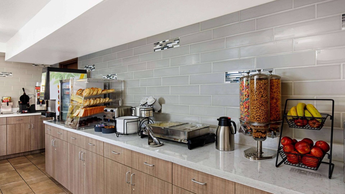 The Section Seven Hotel | La Quinta Inn & Suites by Wyndham Las Vegas Red Rock