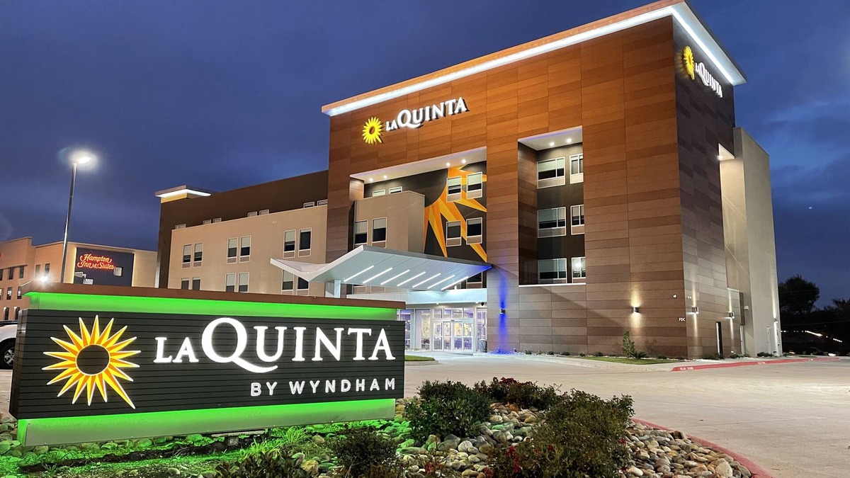 White Rock Hills Hotel | La Quinta Inn & Suites by Wyndham Dallas/Fairpark