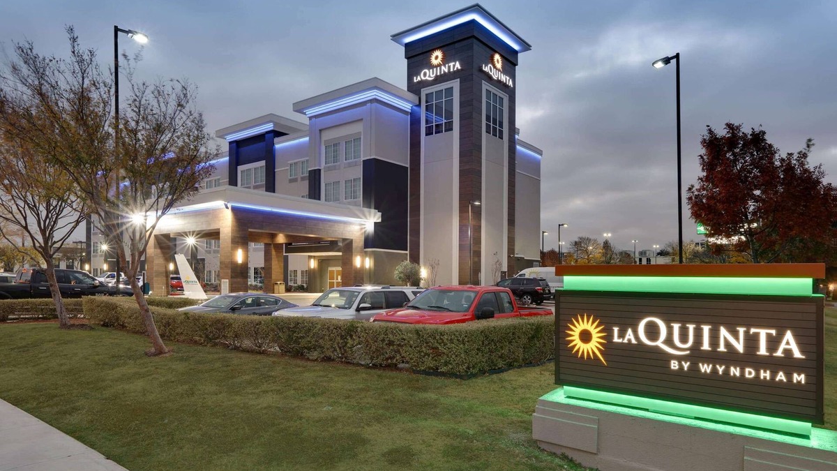 Dallas Hotel | La Quinta Inn & Suites by Wyndham Dallas Love Field