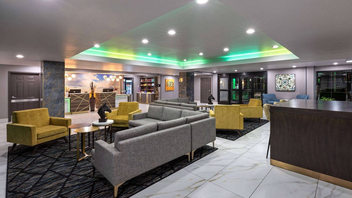 Olathe Hotel | La Quinta Inn & Suites by Wyndham Olathe
