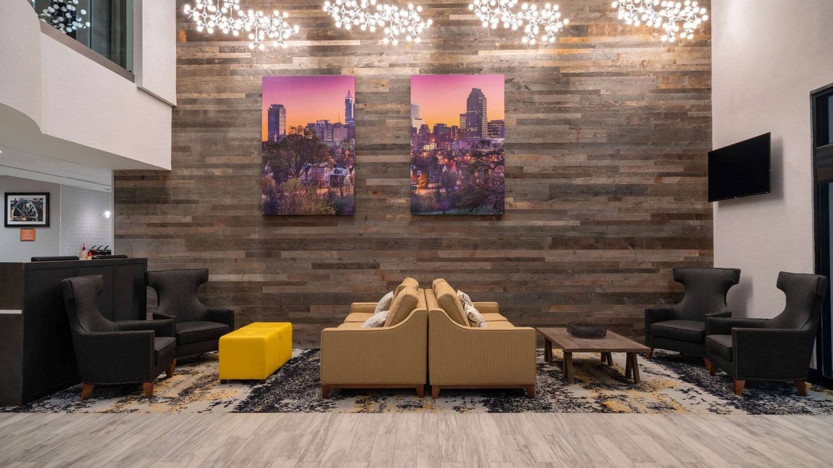 Northeast Raleigh Hotel | La Quinta Inn & Suites by Wyndham Raleigh Downtown North