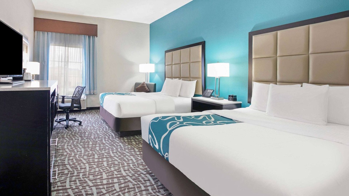 Paris Hotel | La Quinta Inn & Suites by Wyndham Paris