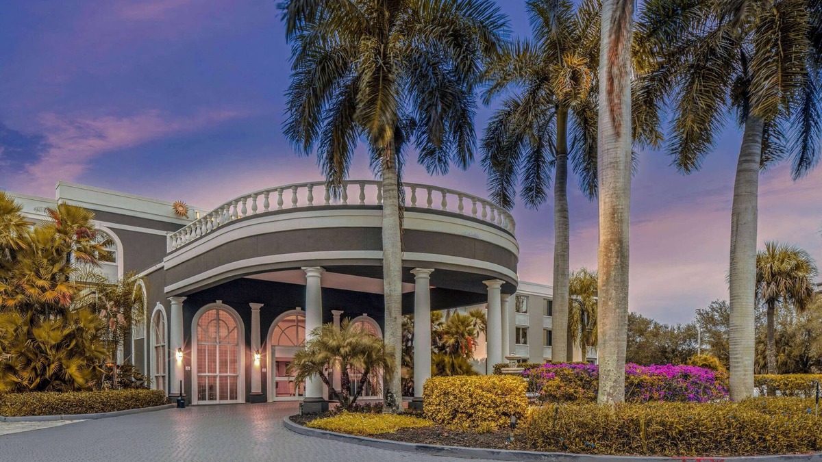 Naples Hotel | La Quinta Inn & Suites by Wyndham Naples Downtown