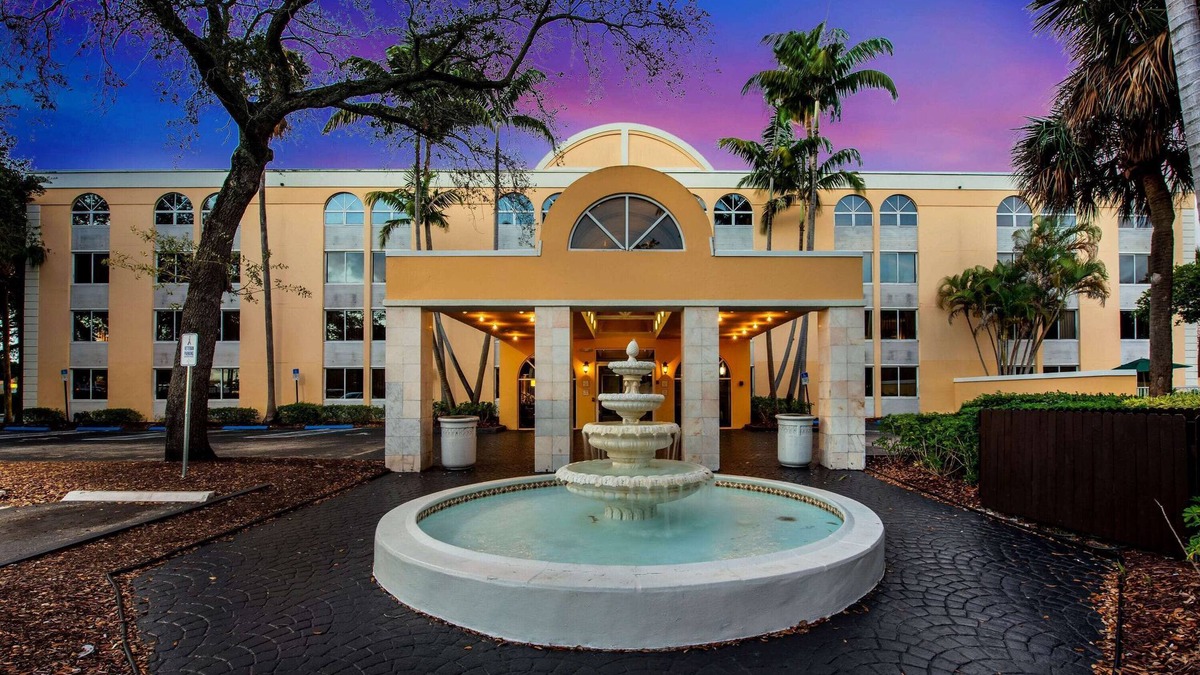 Survey Creek Hotel | La Quinta Inn & Suites by Wyndham Fort Lauderdale Tamarac