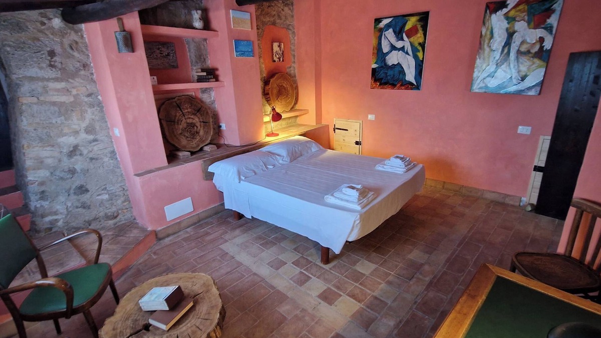 Allumiere Apartment | La Quinta - Suite with living room and outdoor garden