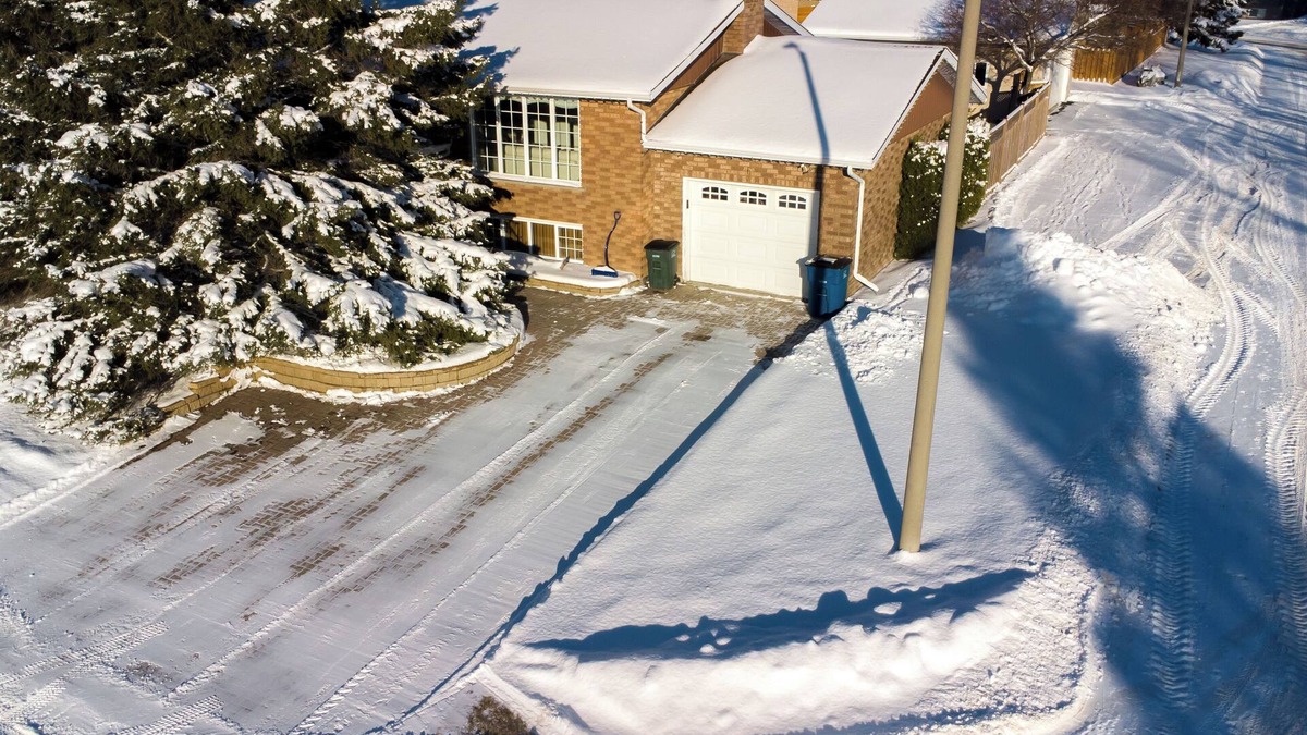 Cochrane House | La Résidence - Heated Garage, Executive Home