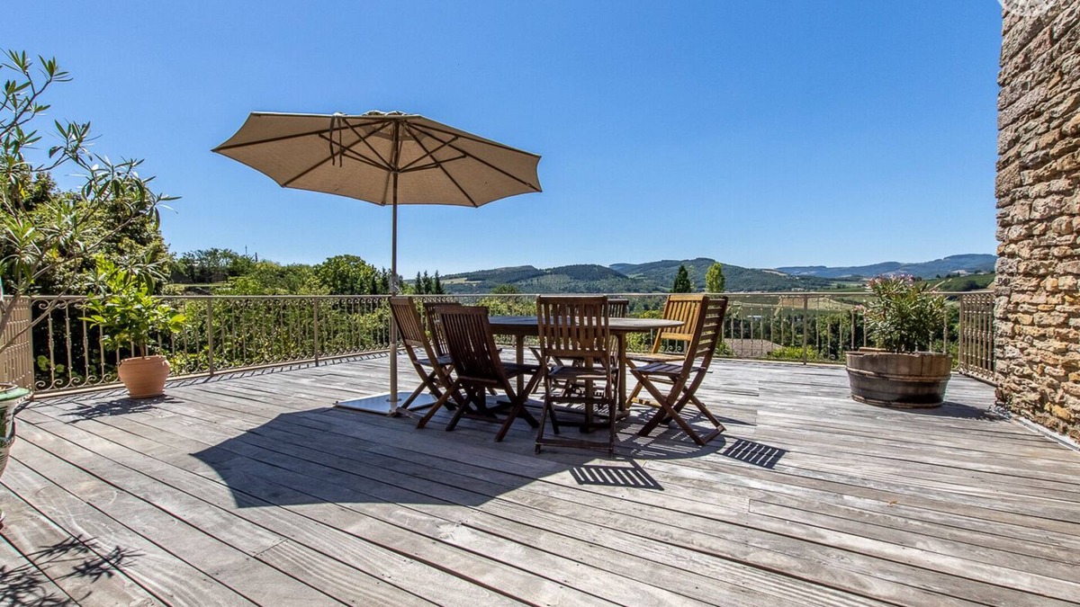 La Roche-Vineuse House | La Roche aux Fées - THE WINE ROCK