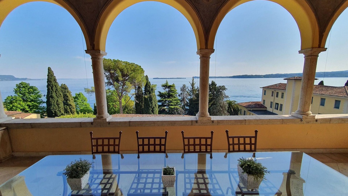 Gardone Riviera House | La Romantica - apartment in historic villa with lake view