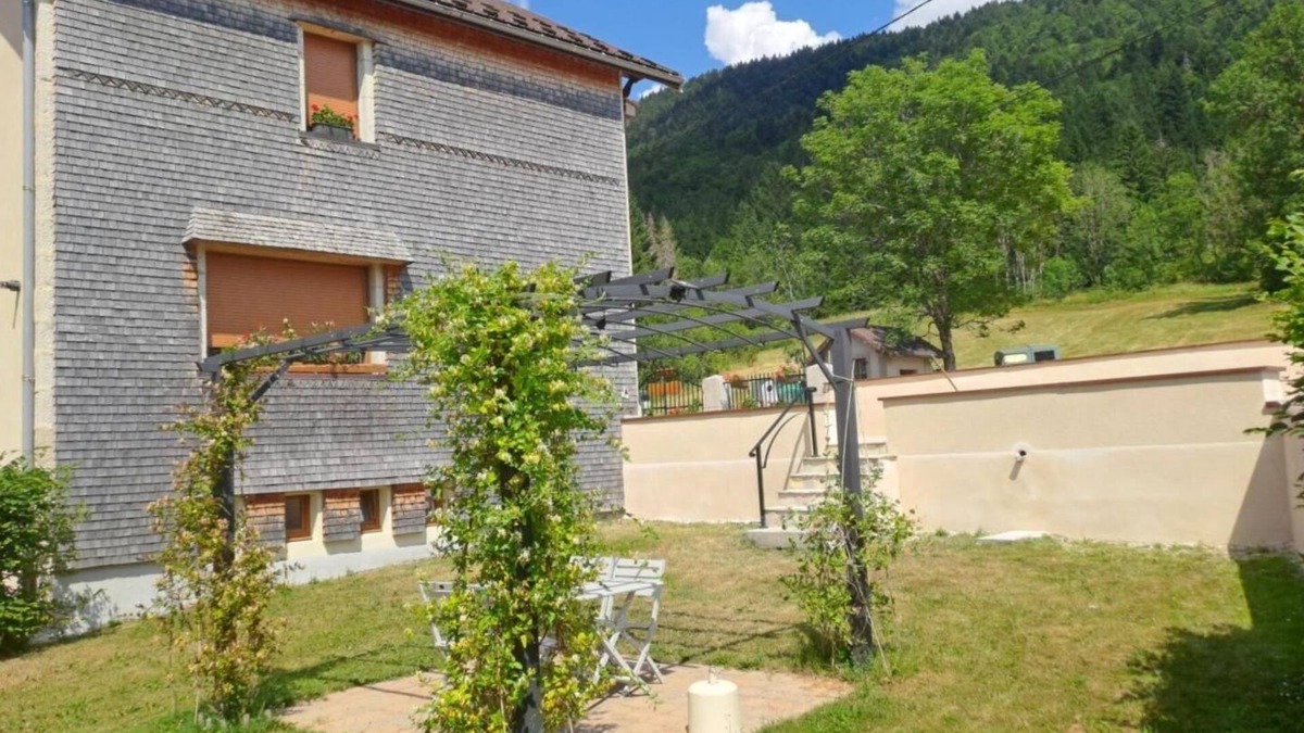 Mijoux House | La Salle de Classe - Mijoux