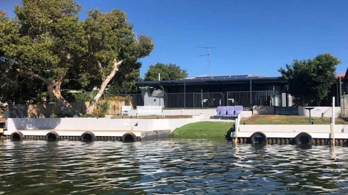 South Yunderup House | La Siesta On The Canal - Pizza Oven, Paella, Park your boat on private jetty!