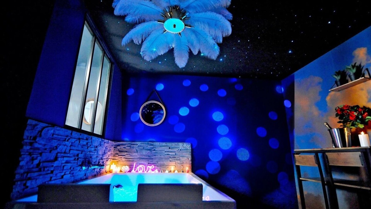 Bourgoin-Jallieu Apartment | La Suite 7ième ciel étoilé/Private XXL spa/High-speed Internet/2 min center