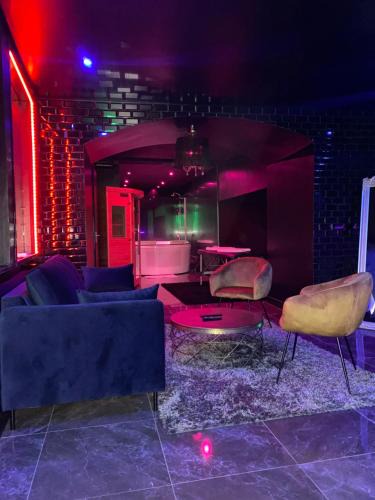 Riom Apartment | La Suite Marylin, Loft de 90m2 avec Sauna et Jacuzzi