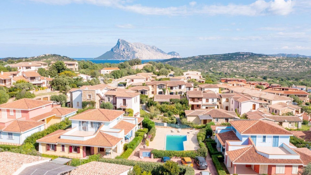 Monte Petrosu Apartment | La Tartaruga three-room apartment sleeps 4 in facility with swimming pool