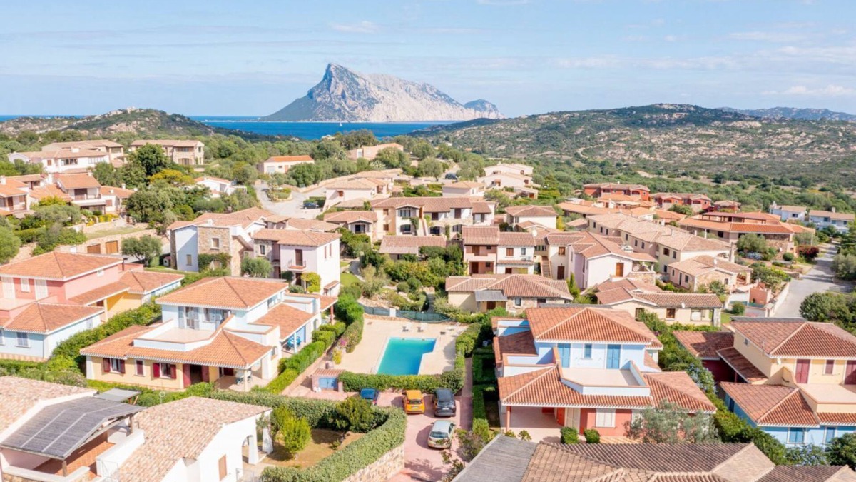 Monte Petrosu Apartment | La Tartaruga three-room apartment sleeps 6 in facility with swimming pool