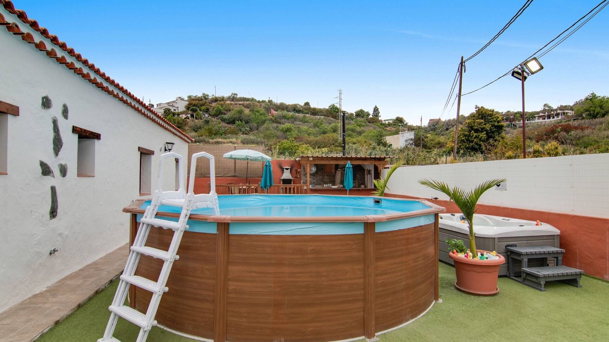 La Solana Villa | 'La Tirajanera 1+2' with Mountain Views, Shared Pool and Wi-Fi