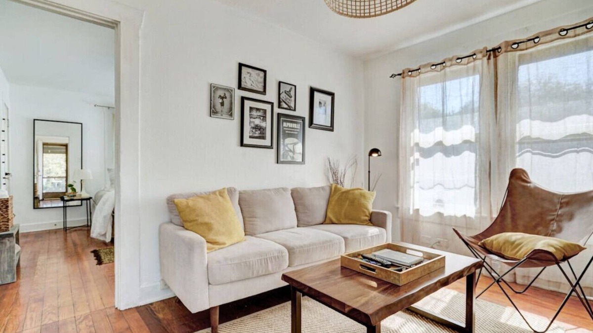 Holly House | La Treehouse | Cozy East Side Stay | Full Kitchen