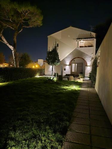 Livorno Villa | La Villa apartments Tinaia - Excellent for Sardegna & Corsica - 6-8 beds - Private parking included with camera