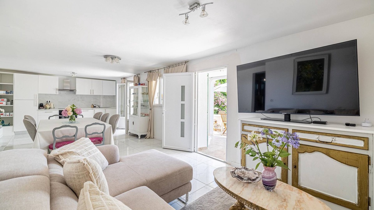 Cannes City Centre Villa | La Villa des Fleurs duplex avec jardin et piscine