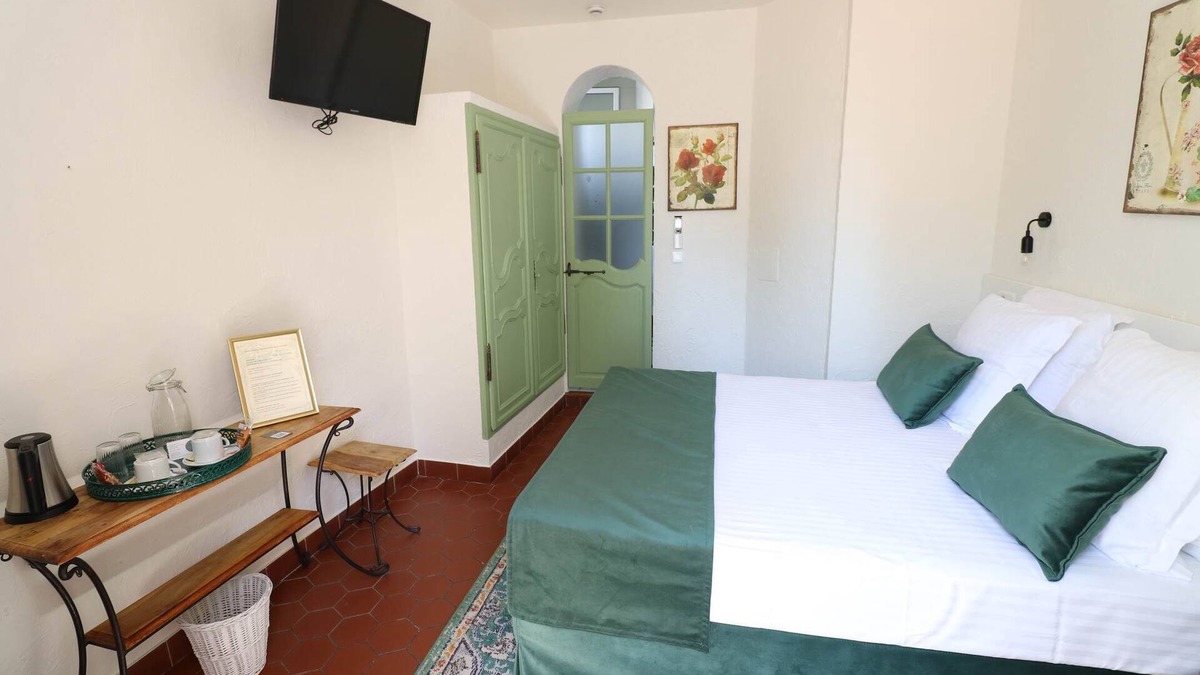Vence Hotel | LA Villa Roseraie , Hotel Familial Ouvert Toute L Annee. Animaux Acceptes