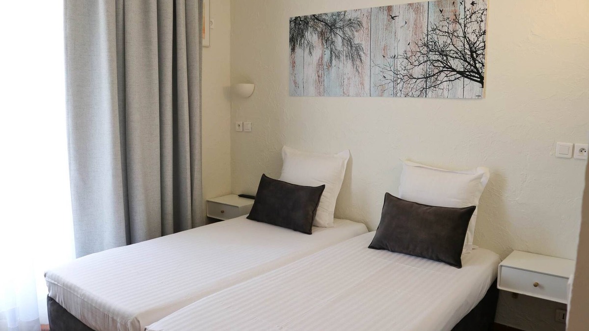 Vence Hotel | LA Villa Roseraie , Hotel Familial Ouvert Toute L Annee. Animaux Acceptes