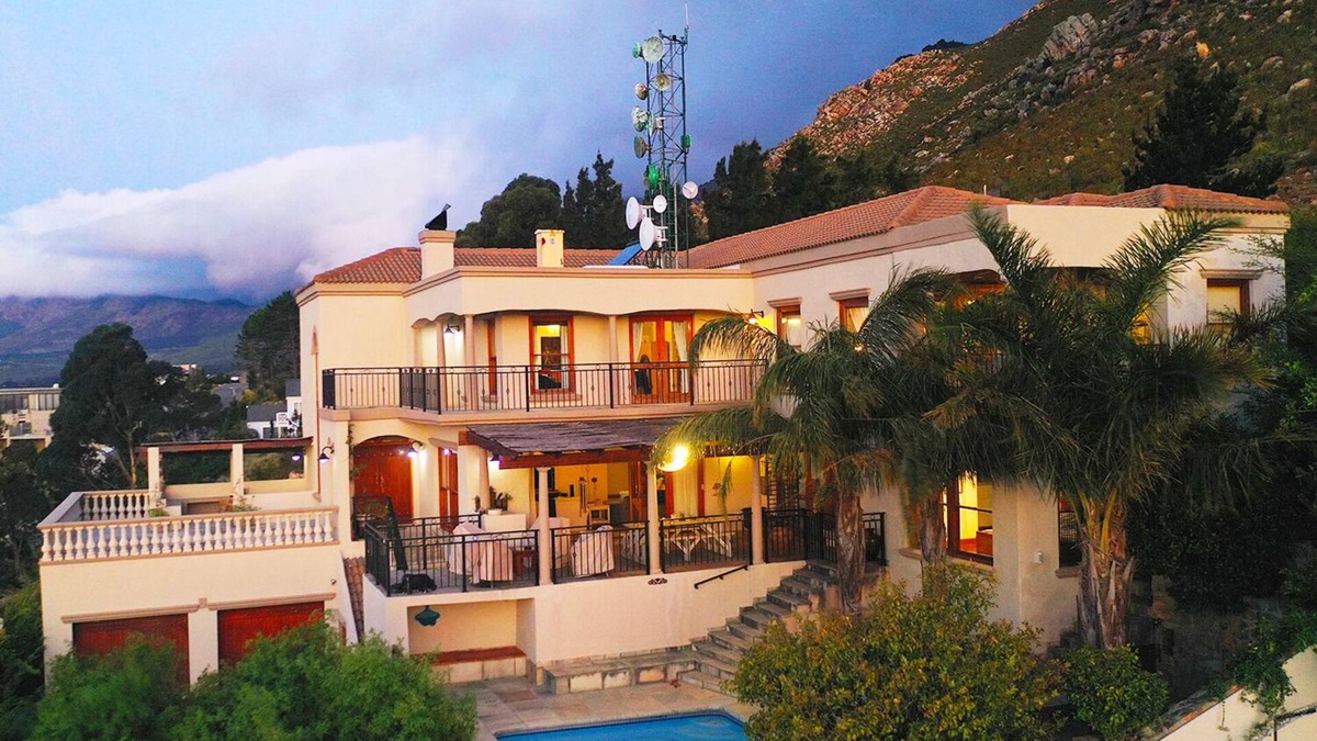 Mountainside Villa | La Vue Parfaite villa has fantastic views of sea and mountains.