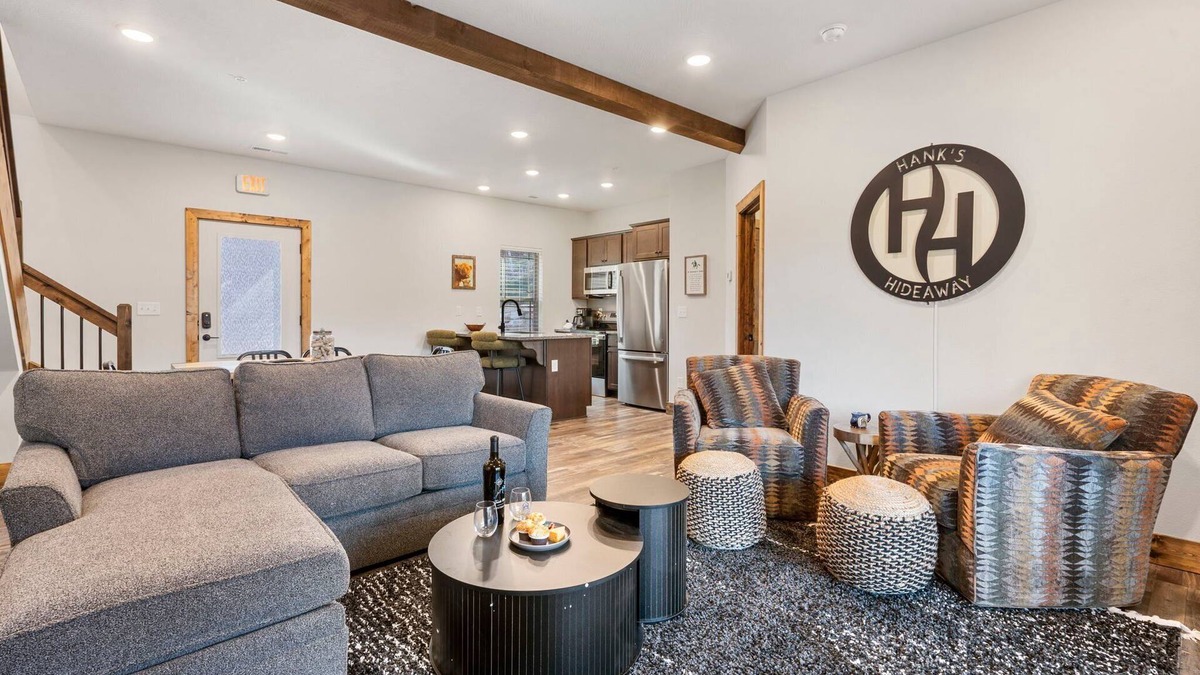 Hollister Cabin | Labor Day Open, Retreat w Arcade-Pvt Hot Tub-Free Tickets-Community Indoor Pool-Near Thunder Ridge