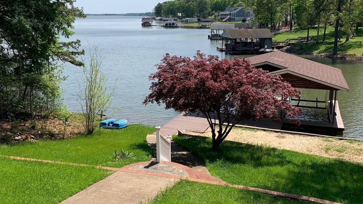 Henrico House | LABOR DAY SPECIAL- 3 Living spaces w/3 full Kitchens & a sandy beach