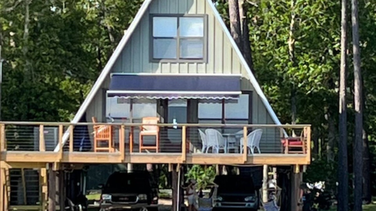Fairhope Cabin | Labor Day Weekend Open! Sandy Beach, gorgeous sunsets, great front porch view!