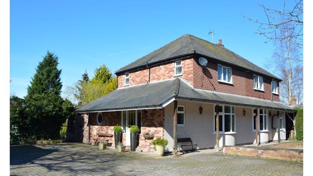 Knutsford House | Laburnum Cottage Guest House