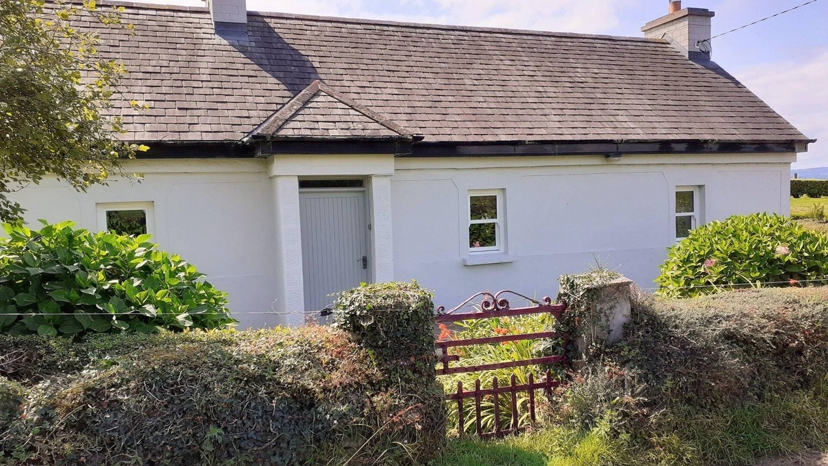 Garrykennedy Cottage | LACKAROE COTTAGE, family friendly in Garrykennedy, County Tipperary