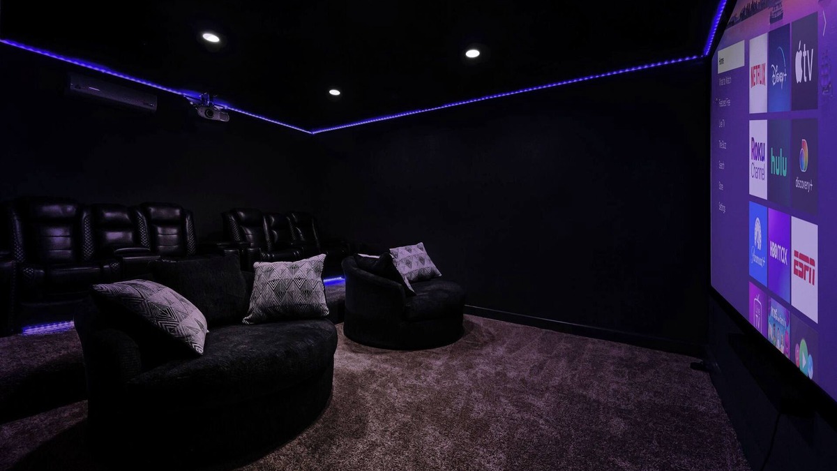 Southside House | Lackland Private Movie Theater Retreat!