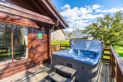 Newton Stewart Ski Chalet | Lady Galloway 27 with Hot Tub