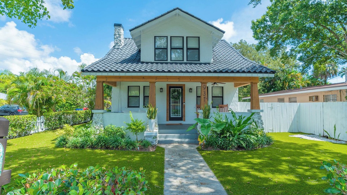 Sailboat Bend House | "Lady Wave" Updated Downtown Craftsman on Las Olas