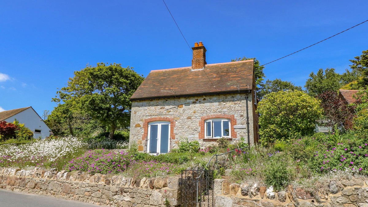Newport Cottage | LADYLANDS COTTAGE, pet friendly, with a garden in Shorwell