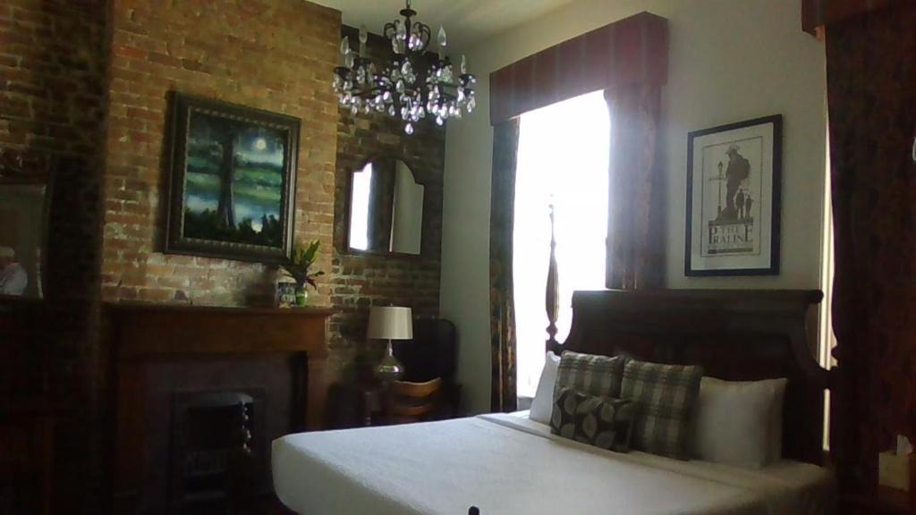 French Quarter Hotel | Lafitte Hotel & Bar