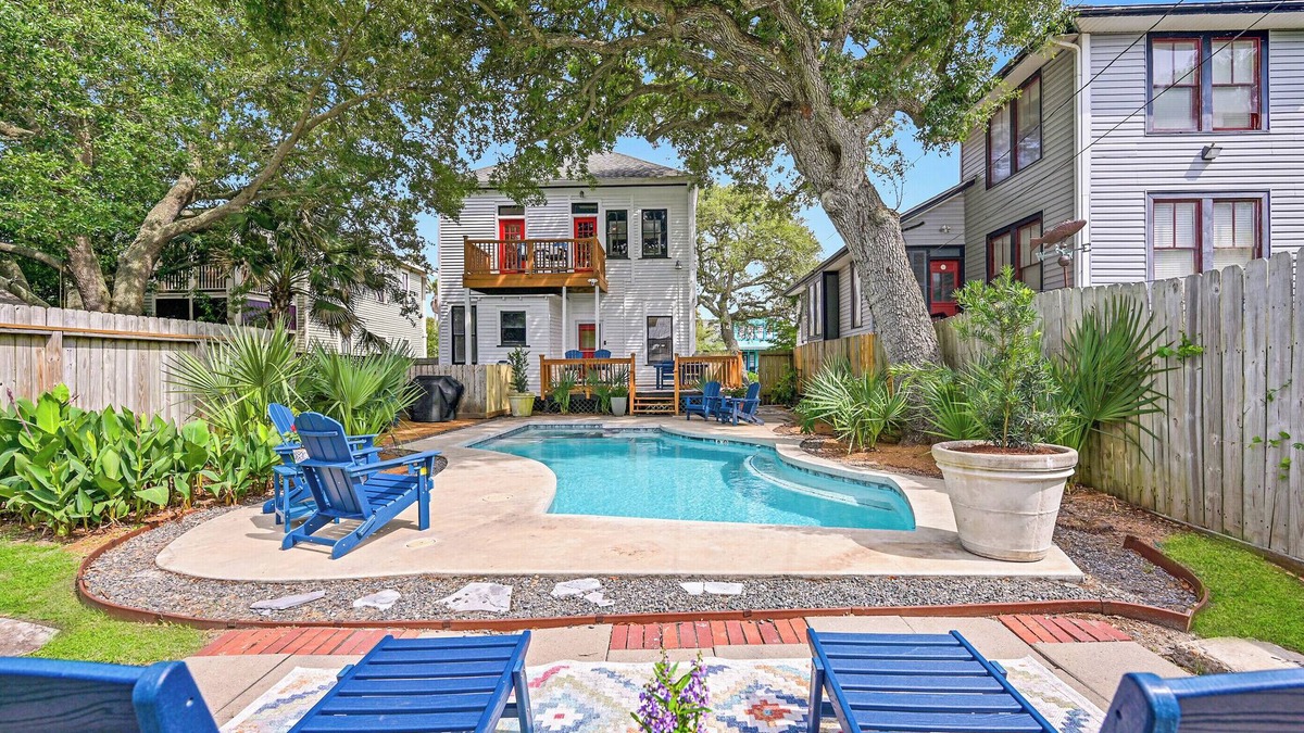 Galveston House | Lafittes Lookout-Huge Pool-HotTub-Fire Pit BBQ!