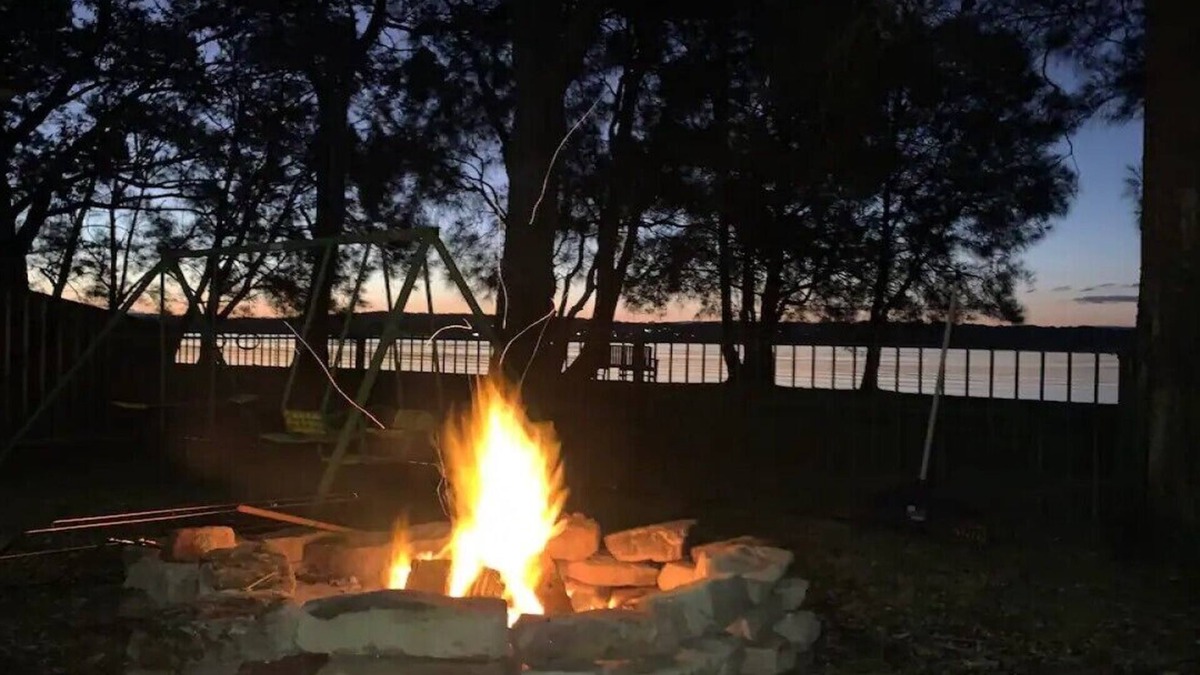 Lake Macquarie City Council House | Lago Mac - dog friendly lake house with great sunsets