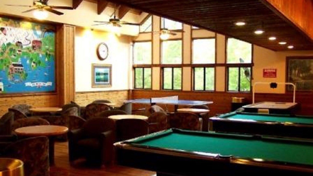 Big Bear Lake Hotel | Lagonita Lodge - Heated Indoor Pool & Spa - Game Room - On The Lake 3