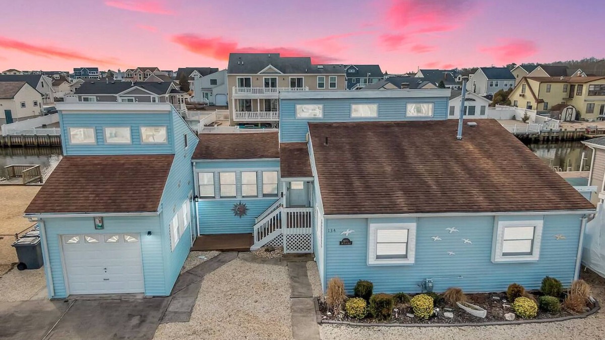 Manahawkin House | Lagoon-front home just minutes from the beach!