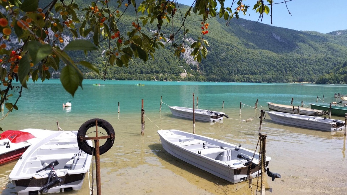 Novalaise RV Rental | Laguna colorada-Tent-King-Ensuite with Shower-Lake view