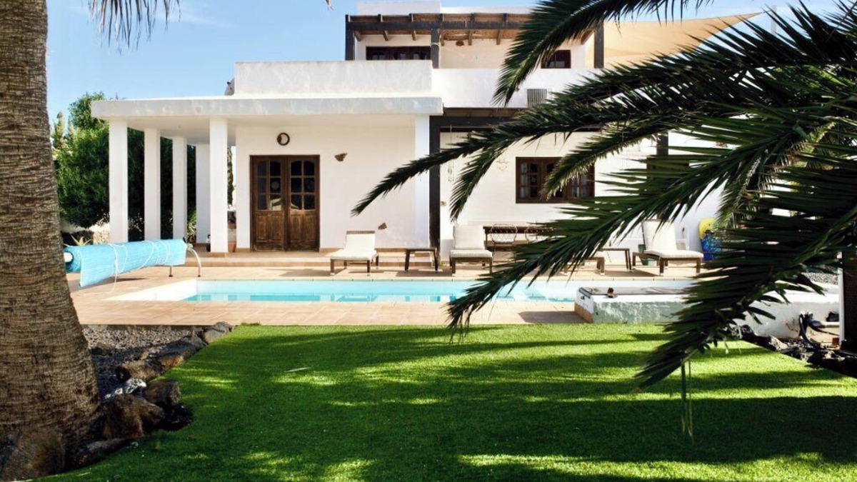 Lajares Villa | Lajares Villa-Sleeps 6-Free Parking-Playground