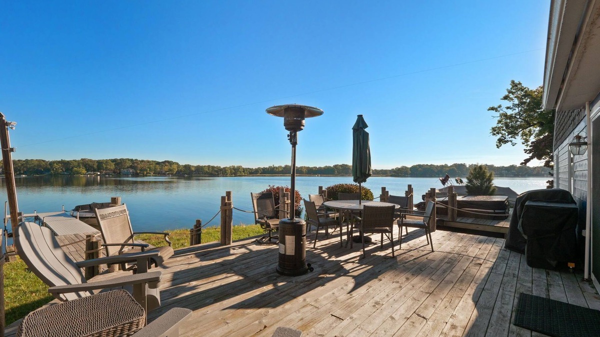 White Lake Cottage | Lake Front little paradise on Oxbow Lake with hot tub!