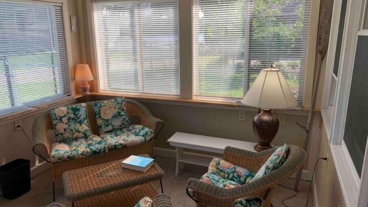 Columbia City Cottage | Lake Access Cottage, fenced, private, pet friendly, sleeps 6 with sleeper sofa